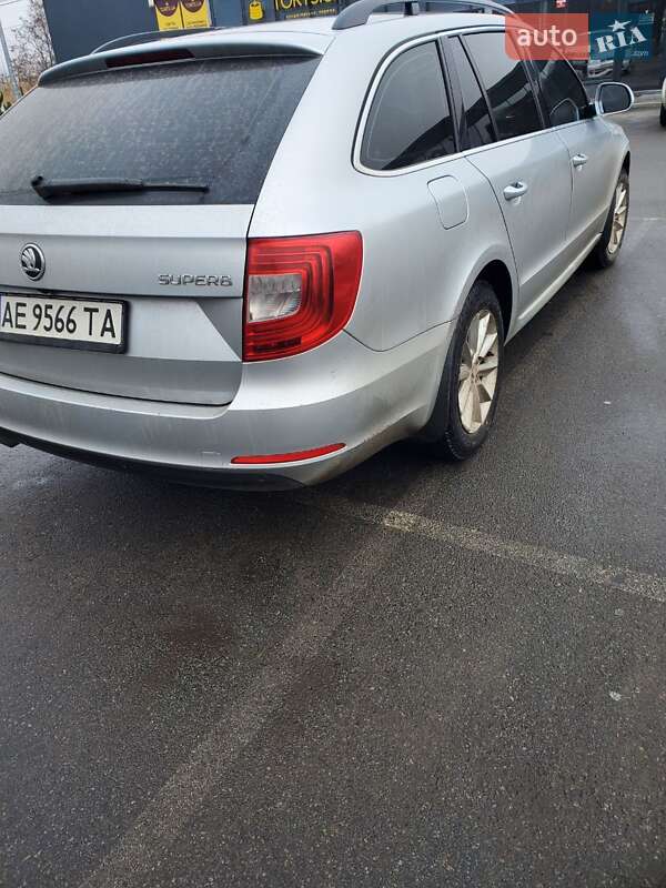 Універсал Skoda Superb 2014 в Дніпрі