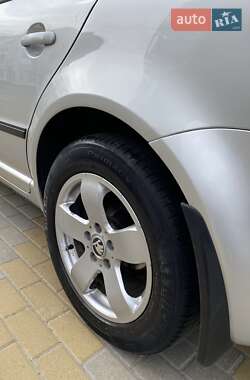 Лифтбек Skoda Superb 2003 в 