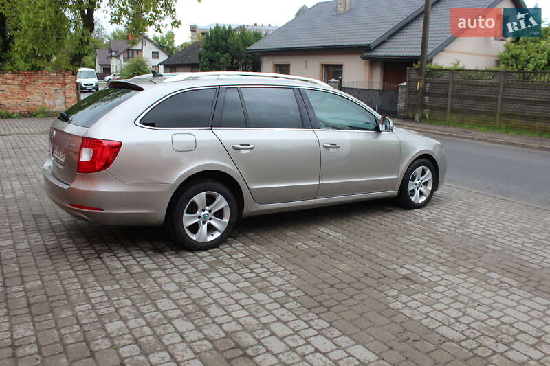 Универсал Skoda Superb 2012 в Жовкве
