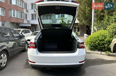 Лифтбек Skoda Superb 2015 в 