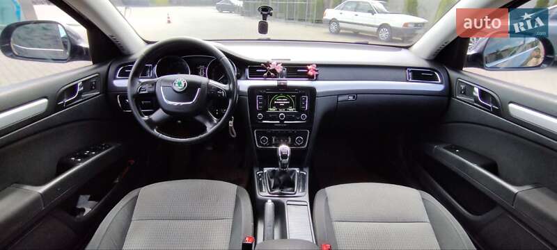 Универсал Skoda Superb 2011 в Сарнах