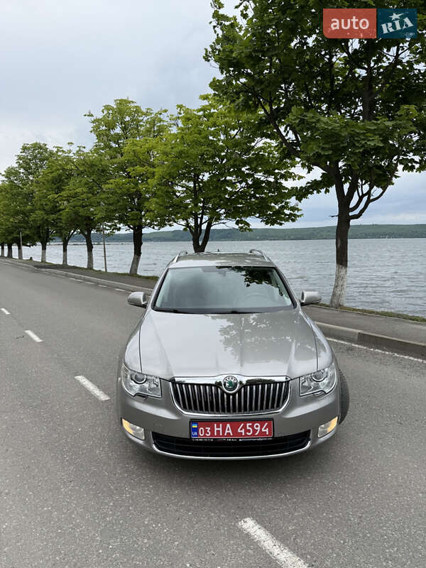 Універсал Skoda Superb 2011 в Бурштині
