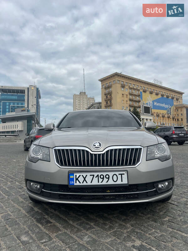 Лифтбек Skoda Superb 2013 в 