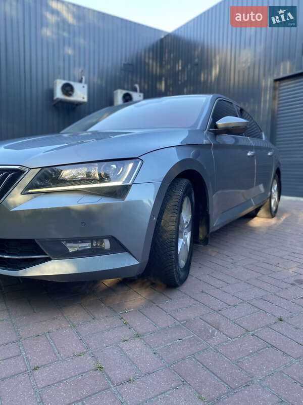 Лифтбек Skoda Superb 2015 в Кропивницком