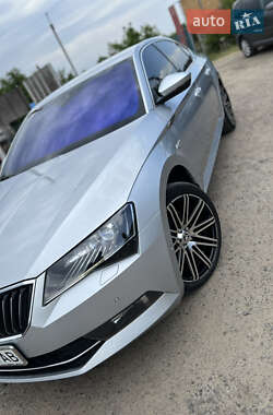Лифтбек Skoda Superb 2015 в 