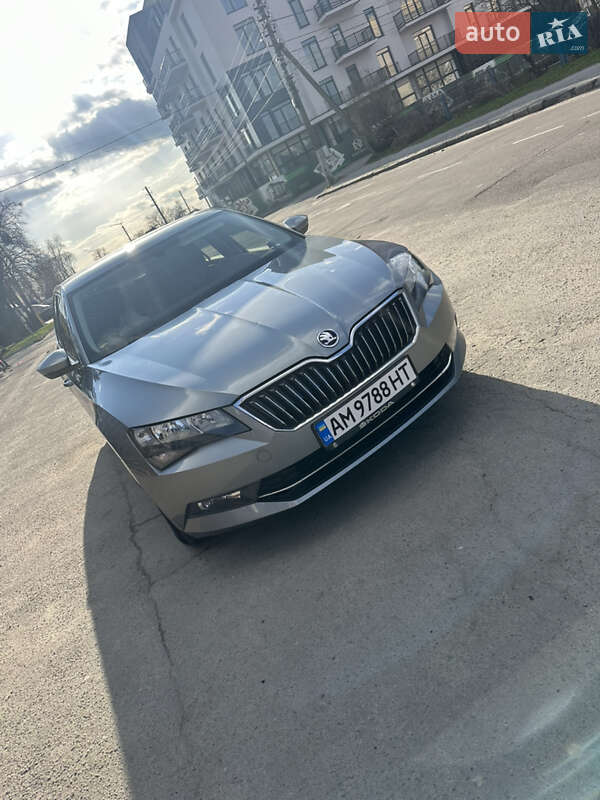 Лифтбек Skoda Superb 2016 в 