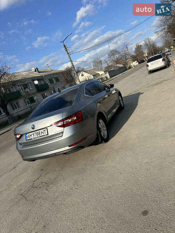 Лифтбек Skoda Superb 2016 в Звягеле