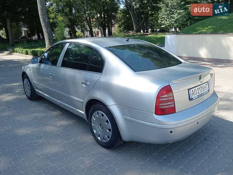 Лифтбек Skoda Superb 2006 в Остроге
