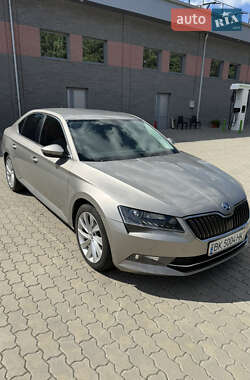 Лифтбек Skoda Superb 2016 в 