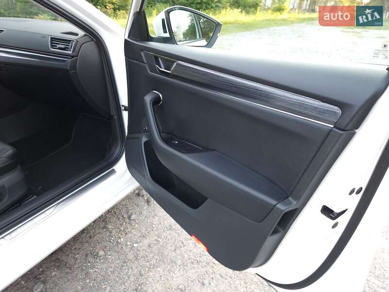 Универсал Skoda Superb 2019 в Староконстантинове