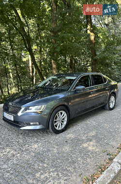 Лифтбек Skoda Superb 2016 в 