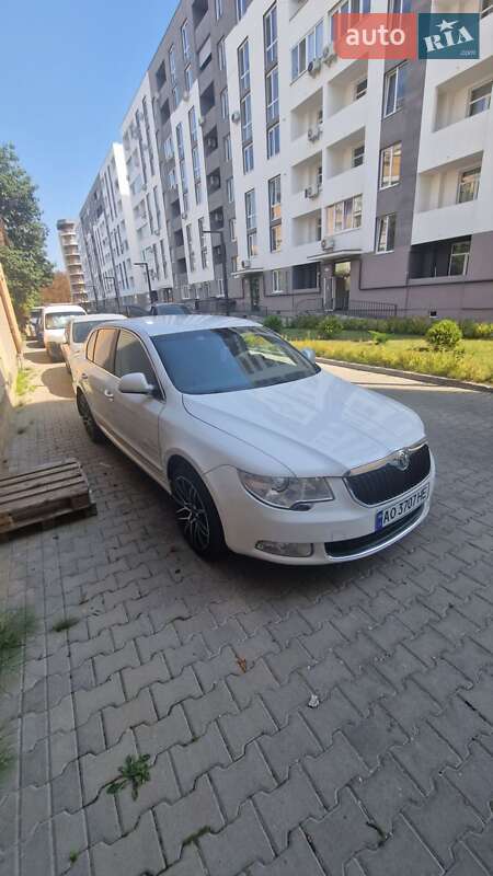 Лифтбек Skoda Superb 2012 в 