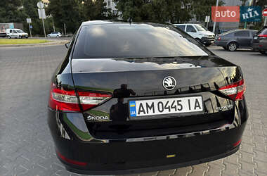 Лифтбек Skoda Superb 2015 в 