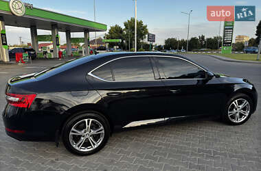 Лифтбек Skoda Superb 2015 в 