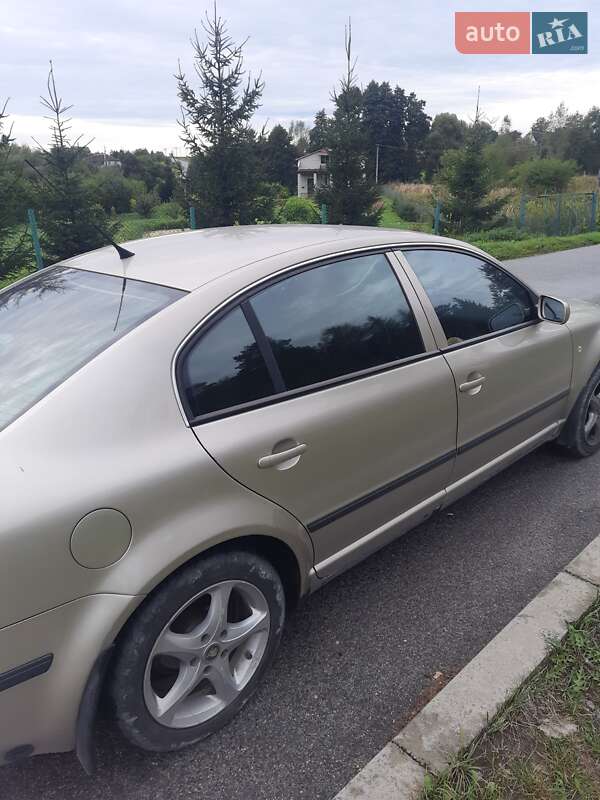 Лифтбек Skoda Superb 2004 в Львове