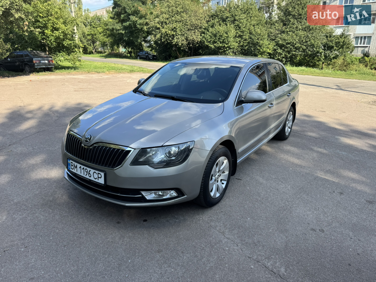 Продам Skoda Superb 2 2013 року випуску.
•Турбодизель 2.0, передній привід, коробка dsg dq 250 мокра;
•Адаптивне ближнє світло фар. Стоять Led;
•Заводський сухий фен для обігріву салона;
•Магнітола Teyes spro 6/128 з камерою заднього огляду;
• Диски r16 літо і є зима також на легкосплавних
•2-х зоний клімат-контроль;
•Електро регулювання передніх сидінь;
•Контурна підсвітка салону;
•Мультируль;
•Пам?ять положення сидінь;
•Електро складання дзеркал;
Другий власник. Знаю цю машину з практично моменту покупки її. 80% - трасовий пробіг.
Машина повністю з 2013 року обслуговувалась і по сьогоднішній день обслуговується у офіційного дилера Skoda. Все згідно регламенту. Масло в двигуні - раз на 10 тис. км, масло в коробці DSG - раз на 60 тис. км. Багато що замінено. В двигун та коробку не лазив ніхто. Мінялись тільки на оригінал паливні форсунки, двомасовий маховик і комплект щеплення. Вся історія є у дилера. Сажовика не було із заводу, ЕГР заглушений і відшитий програмно.
На 540 тис. проведено велике ТО: заміна масла, масла ДСГ, всі фільтра, ремінь, ролики, помпа, антіфріз, гальмівна рідина.
З мінусів є деякі нюанси щодо лакофарбового покриття капоту та сколи над лобовим склом. Технічний стан авто гарний, ніяких вкладень не потребує.