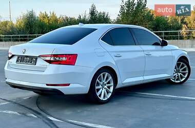 Лифтбек Skoda Superb 2015 в 