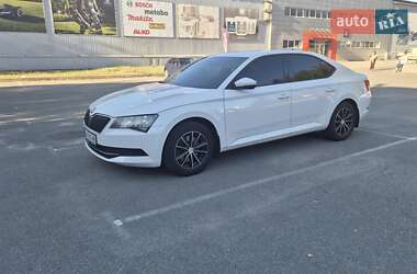 Лифтбек Skoda Superb 2015 в 