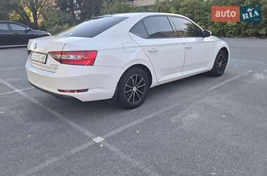 Лифтбек Skoda Superb 2015 в 