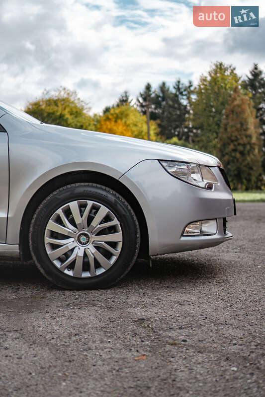 Лифтбек Skoda Superb 2012 в Бурштыне