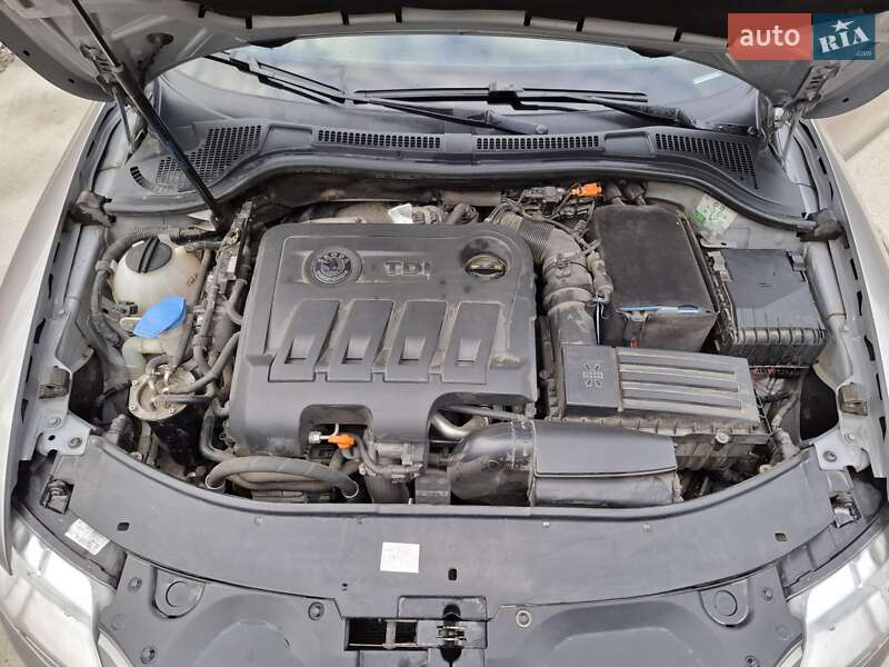 Универсал Skoda Superb 2011 в Бурштыне