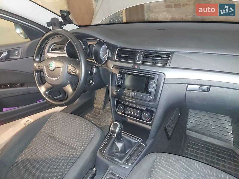 Універсал Skoda Superb 2012 в Дніпрі