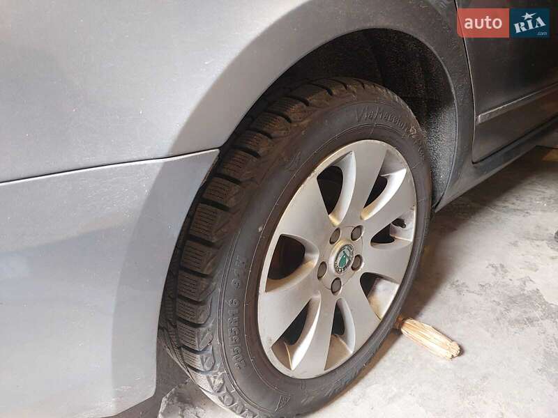 Універсал Skoda Superb 2012 в Дніпрі