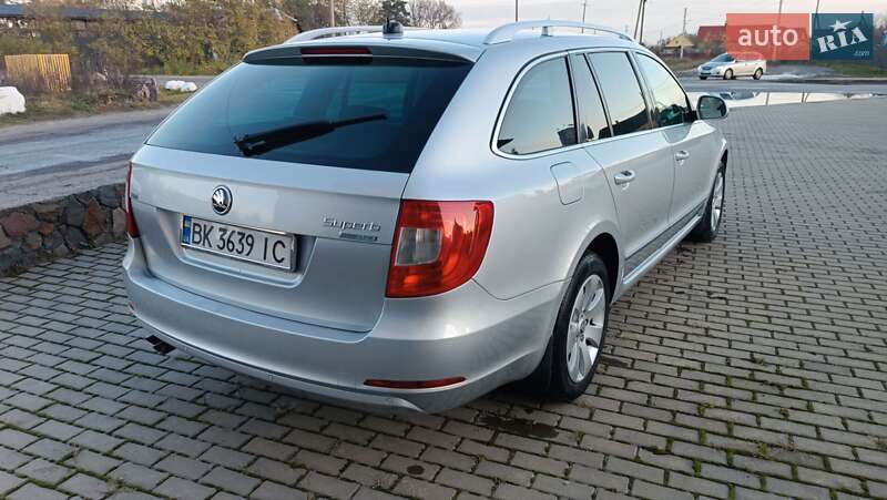Універсал Skoda Superb 2011 в Сарнах