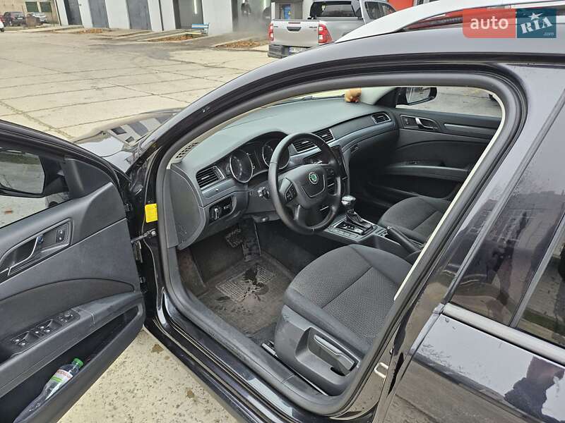 Универсал Skoda Superb 2012 в Вараше