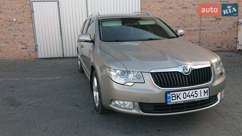 Универсал Skoda Superb 2011 в Сарнах