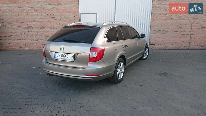 Универсал Skoda Superb 2011 в Сарнах