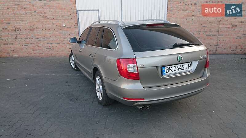 Универсал Skoda Superb 2011 в Сарнах