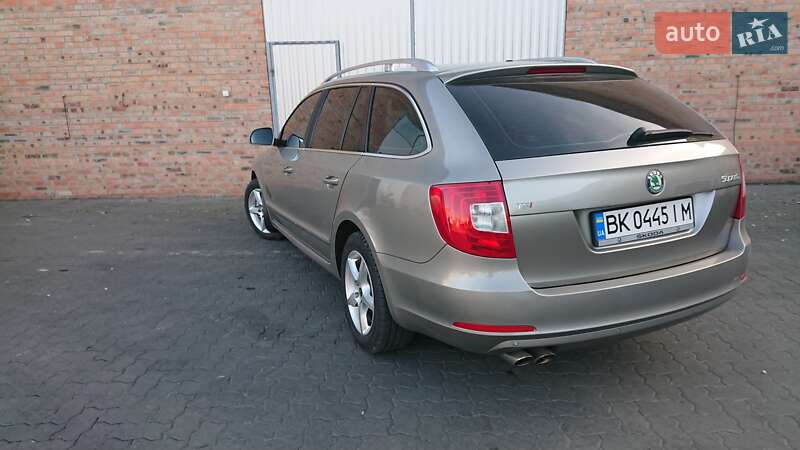 Универсал Skoda Superb 2011 в Сарнах