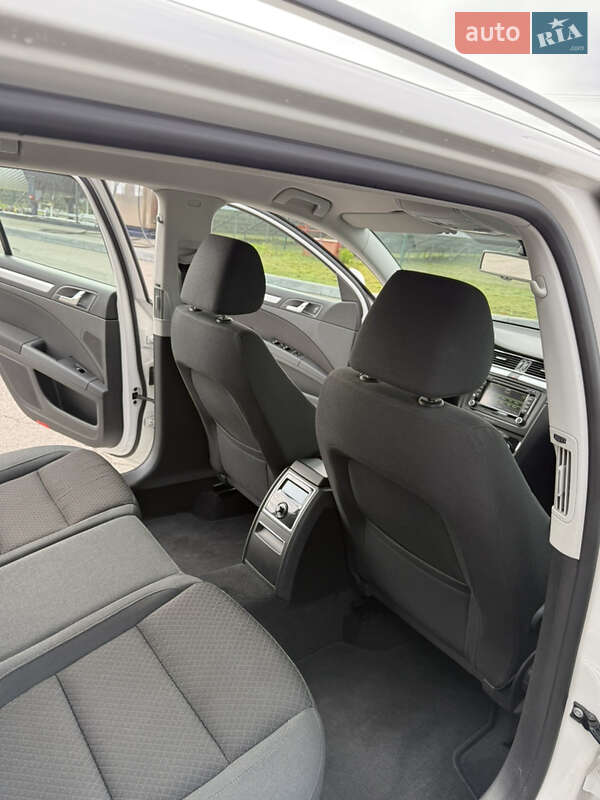 Універсал Skoda Superb 2014 в Дніпрі