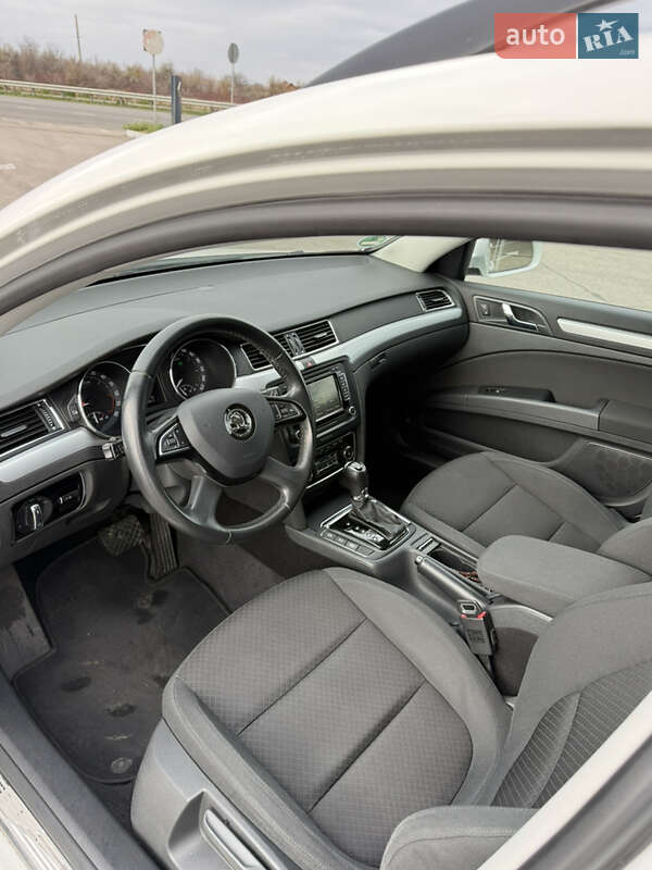 Універсал Skoda Superb 2014 в Дніпрі