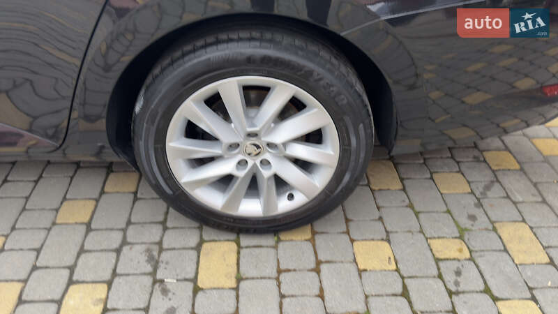 Универсал Skoda Superb 2022 в Сваляве