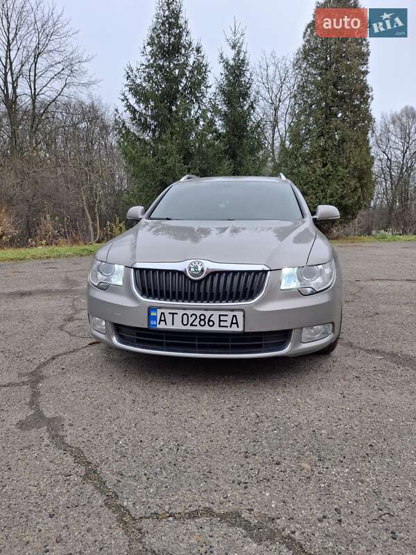 Универсал Skoda Superb 2011 в Бурштыне