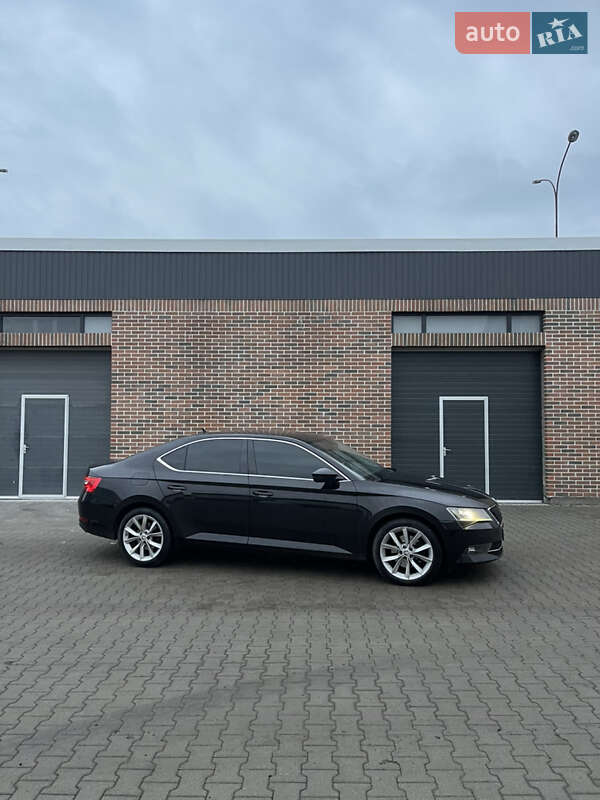 Лифтбек Skoda Superb 2015 в Ужгороде