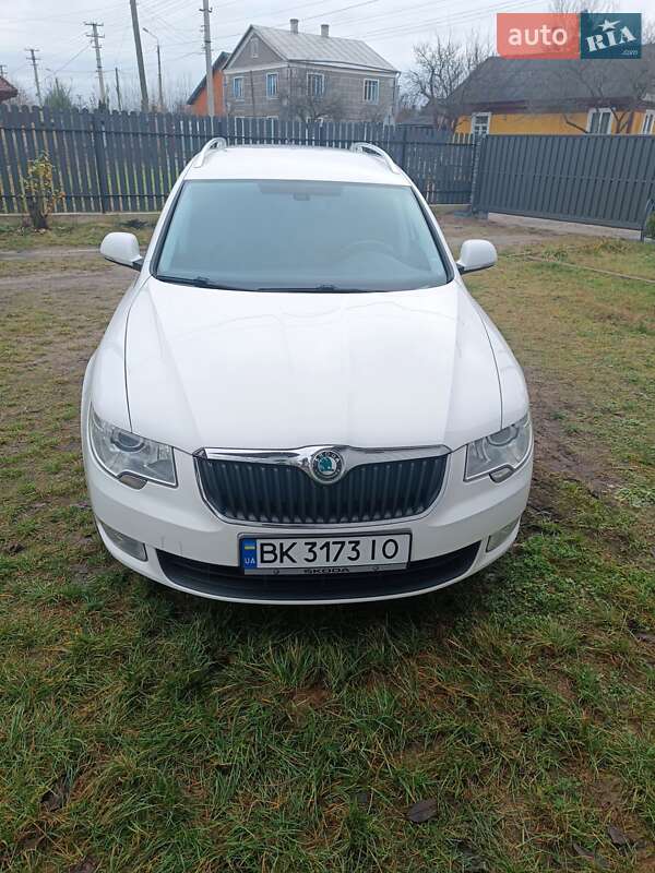 Универсал Skoda Superb 2011 в Сарнах