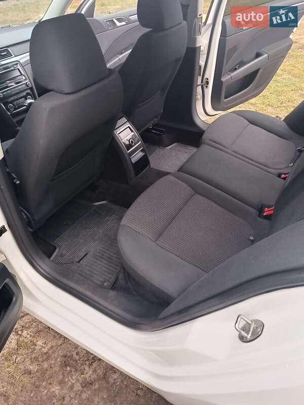 Универсал Skoda Superb 2011 в Сарнах