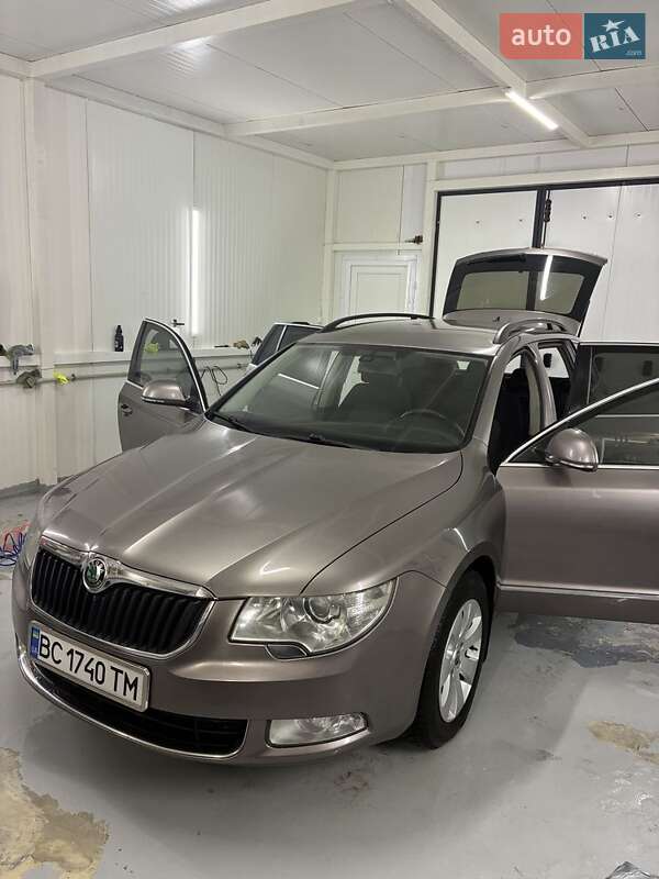 Универсал Skoda Superb 2010 в Жовкве