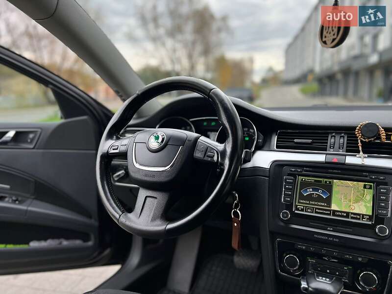 Универсал Skoda Superb 2012 в Новояворовске