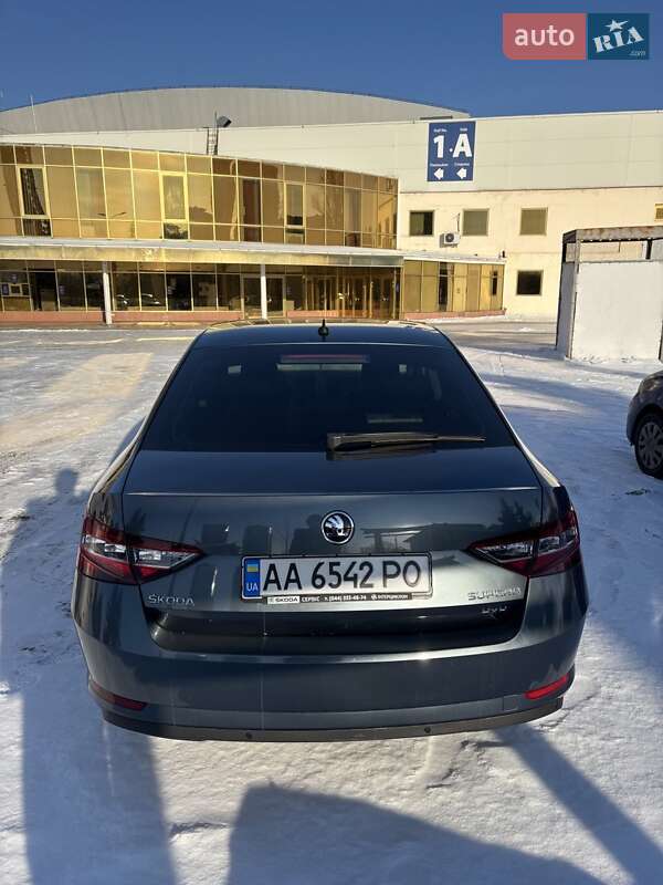 Лифтбек Skoda Superb 2017 в Киеве