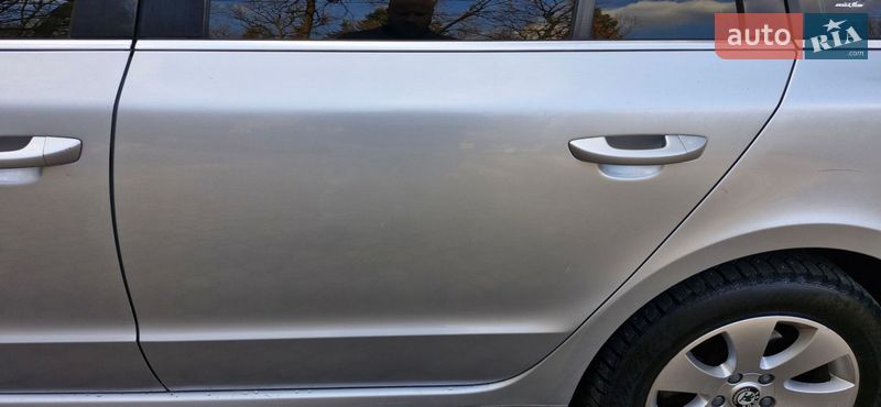 Універсал Skoda Superb 2011 в Дрогобичі