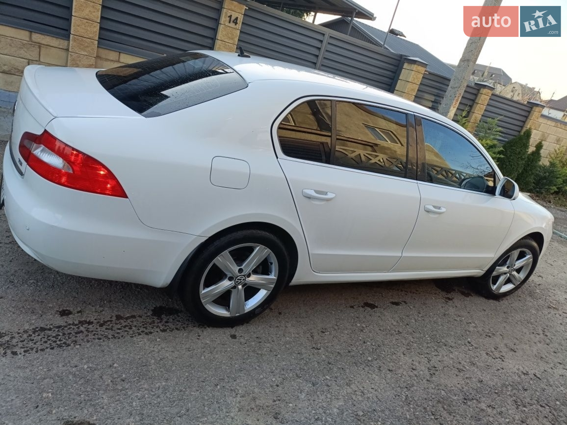 2010 Skoda Superb - мініатюра 2