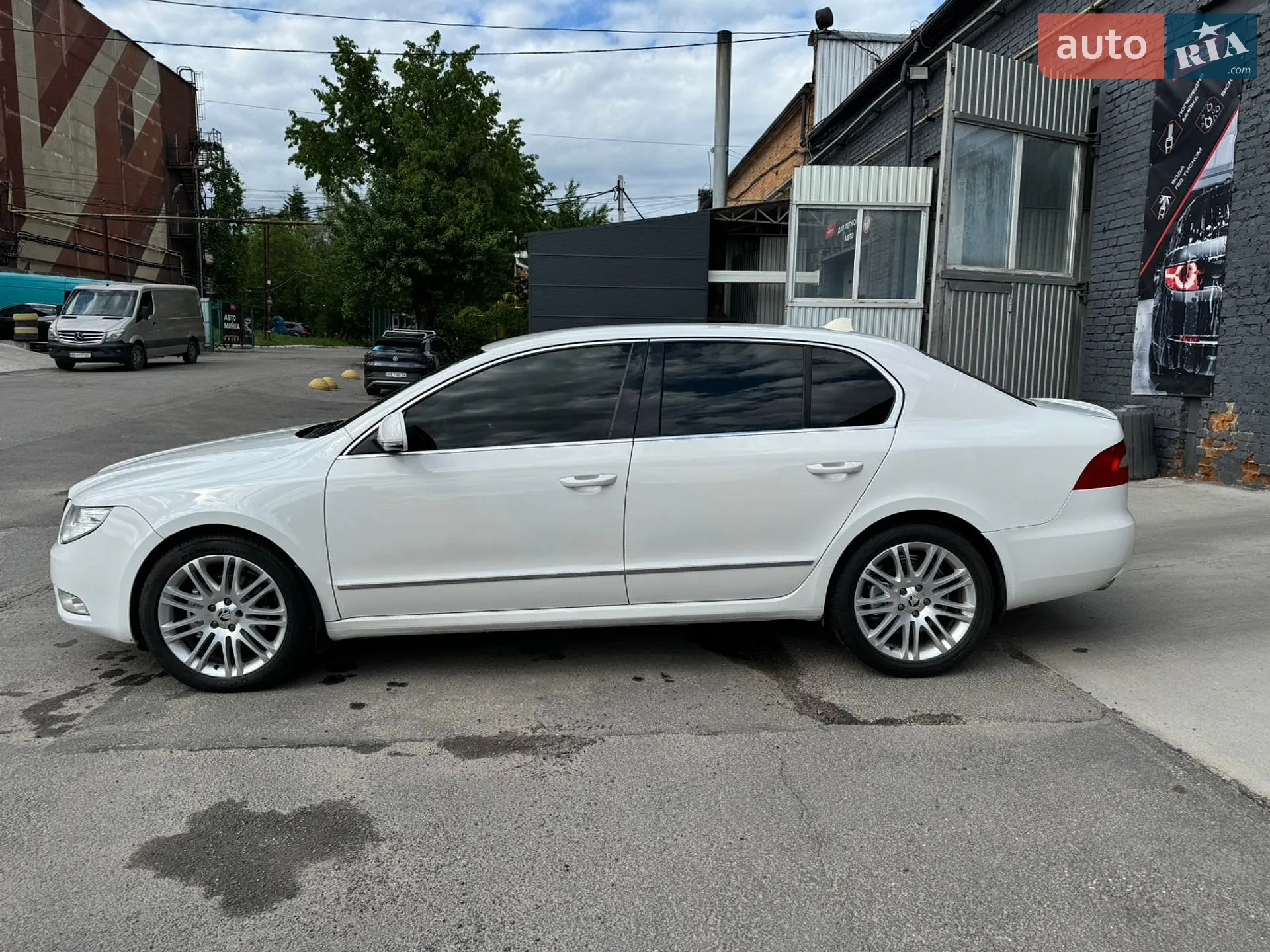 2011 Skoda Superb - мініатюра 12