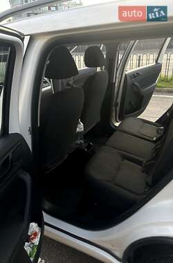 Внедорожник / Кроссовер Skoda Yeti 2015 в 