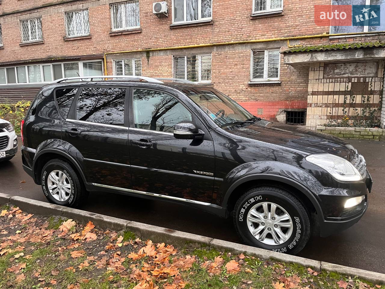 Продаємо сімейне авто SsangYong Rexton 2013 року, рестайлінг (II покоління FL / Y250).
Автомобіль придбаний у офіційного дилера в Україні. Переоформлений в одній сім’ї. Повністю обслуговувався на профільному СТО SsangYong.
Основні дані:
• Двигун: дизель 2.7 л
• Коробка: механічна
• Привід: задній, підключається повний
• Пробіг: 112 000 км (оригінальний)
• Колір: чорний
• Салон: тканина, темний
Стан:
• Вся машина в рідній фарбі
• ДТП не було
• Є царапина від гвоздя по лівому борту (напевно не там припаркувалися), можемо пофарбувати по каско за потребою
• Технічно справний, обслуговувався вчасно
• Зауважень по ходовій, двигуну та трансмісії немає
Комплектація:
• Підігрів передніх та задніх сидінь
• Електросклопідйомники по колу
• Кондиціонер
• Ксенон
• Запаска — докатка
Гума:
• Літня — в експлуатації була 2 сезони
• Зимова — 1 сезон
Автомобіль доглянутий, експлуатація дбайлива, готовий до будь-яких перевірок.
Причина продажу: купівля іншого авто.
Документи до переоформлення готові.