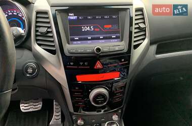 Внедорожник / Кроссовер SsangYong Tivoli 2015 в 