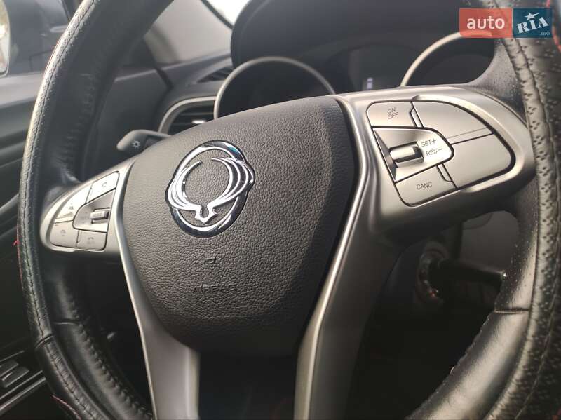 Внедорожник / Кроссовер SsangYong Tivoli 2016 в Киеве